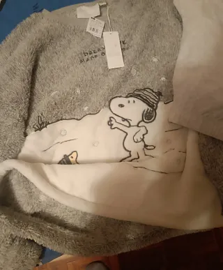 Pijama polar Snoopy gris y blanco