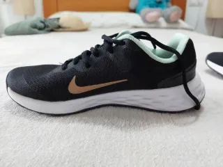 Zapatilla deportiva Nike niña negra y dorada