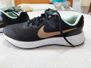 Zapatilla deportiva Nike niña negra y dorada