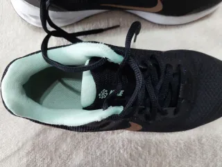 Zapatilla deportiva Nike niña negra y dorada