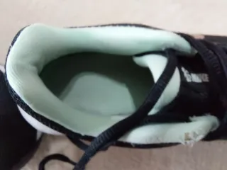 Zapatilla deportiva Nike niña negra y dorada