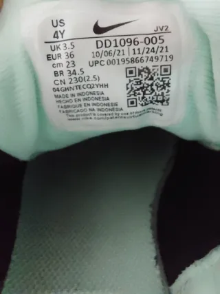 Zapatilla deportiva Nike niña negra y dorada