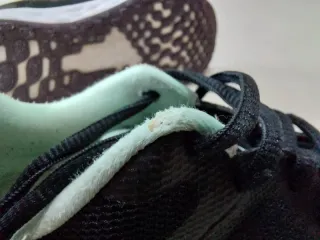 Zapatilla deportiva Nike niña negra y dorada