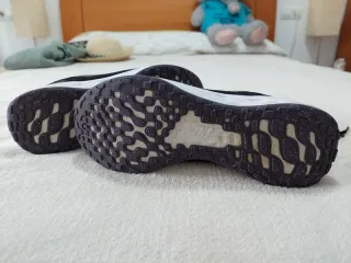 Zapatilla deportiva Nike niña negra y dorada