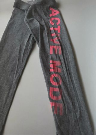 Mallas Bershka grises con logo rosa