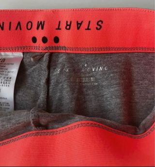 Mallas Bershka grises con logo rosa