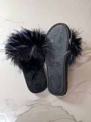 Zapatillas de casa negras con pelo