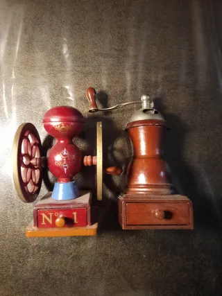 Macinini da caffè vintage in legno artigianali