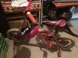 Bicicleta Barbie rosa con casco y ruedines
