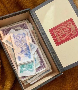Scatola di sigari con banconote antiche