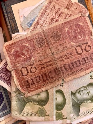 Scatola di sigari con banconote antiche