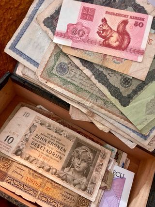 Scatola di sigari con banconote antiche