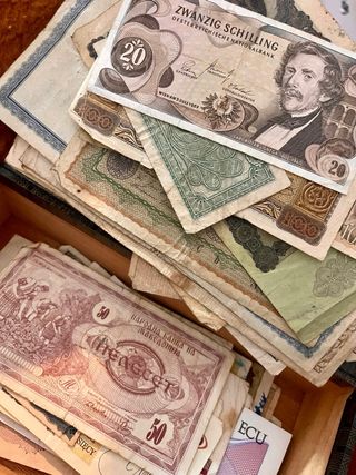 Scatola di sigari con banconote antiche