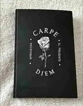 Libro Carpe Diem con Rosa