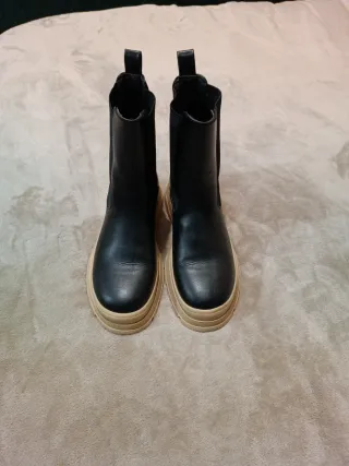 Botines negros con suela beige