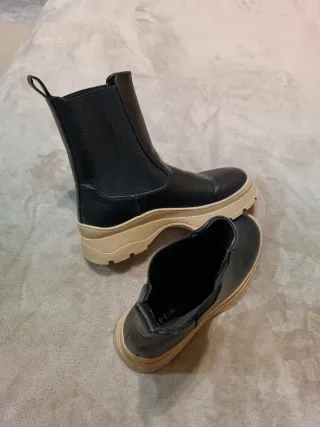 Botines negros con suela beige