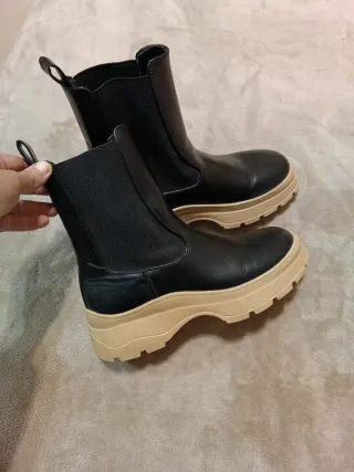 Botines negros con suela beige