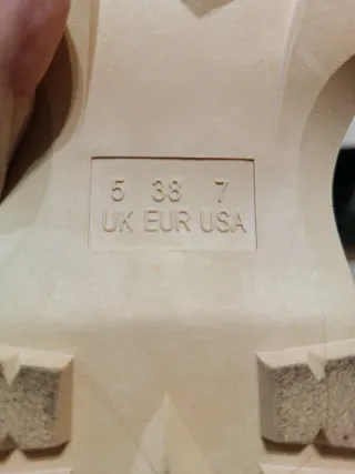 Botines negros con suela beige