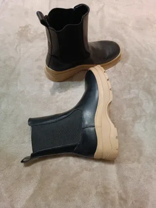 Botines negros con suela beige