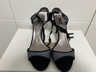 Sandalias tacón tiras grises y negras