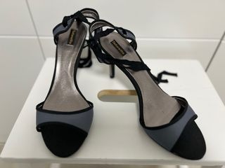 Sandalias tacón tiras grises y negras