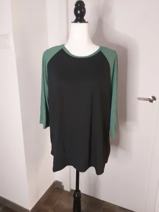Camiseta manga raglán negra y verde
