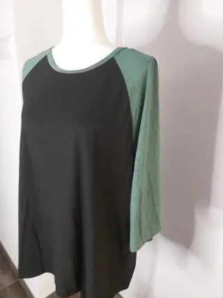 Camiseta manga raglán negra y verde