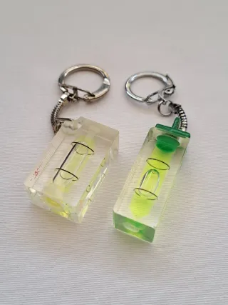 Llaveros construcción: niveles, casco, ladrillos..