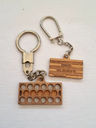 Llaveros construcción: niveles, casco, ladrillos..