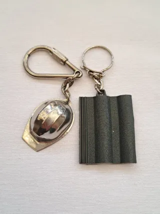 Llaveros construcción: niveles, casco, ladrillos..