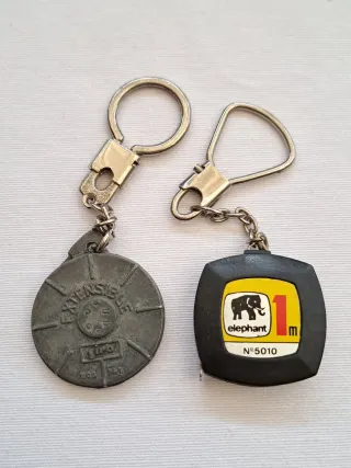 Llaveros construcción: niveles, casco, ladrillos..