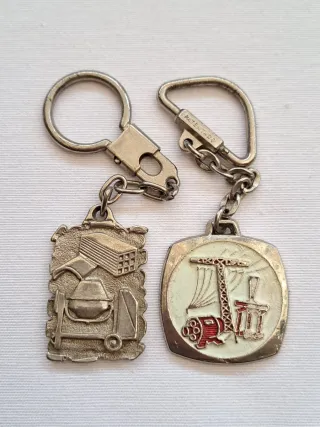 Llaveros construcción: niveles, casco, ladrillos..