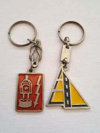 Llaveros construcción: niveles, casco, ladrillos..