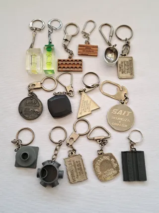 Llaveros construcción: niveles, casco, ladrillos..