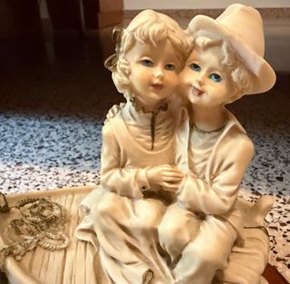 Escultura titulada: Love in a bot. Es antigua.