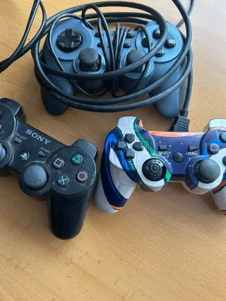 PlayStation 3 con 3 mandos y juegos