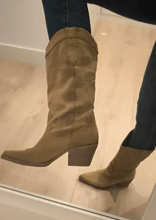 Botas cowboy Bershka beige.