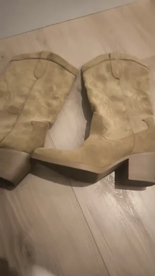 Botas cowboy Bershka beige.