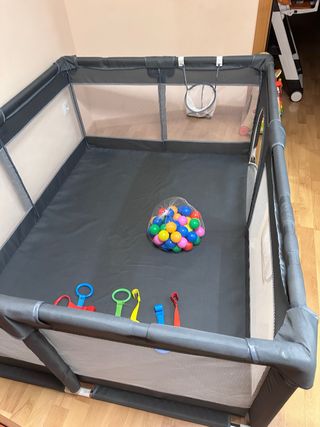 Parco giochi con palline e giocattoli