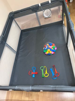 Parco giochi con palline e giocattoli