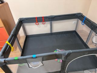 Parco giochi con palline e giocattoli