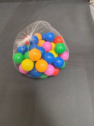 Parco giochi con palline e giocattoli