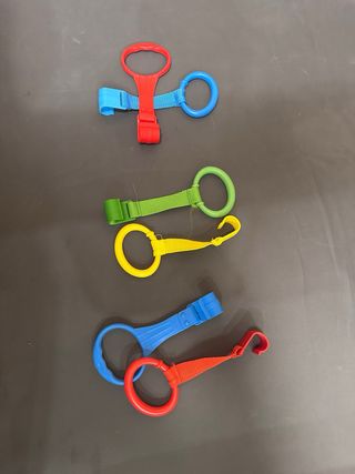 Parco giochi con palline e giocattoli