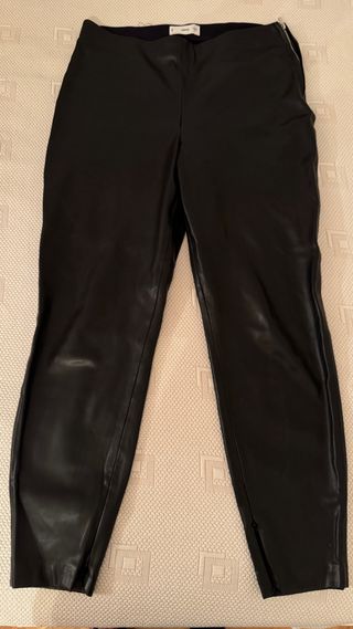 Pantalones efecto piel Mango negros impecables