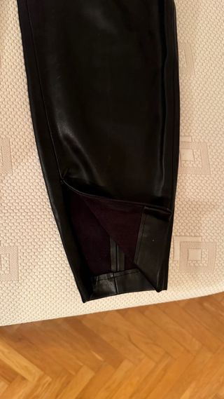 Pantalones efecto piel Mango negros impecables