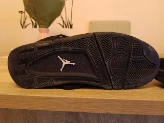 Air Jordan 4 Talla 41 Negro