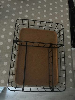 Cesta organizadora de metal y corcho