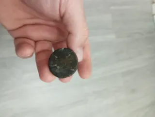 Piccola scultura guerriero con scudo