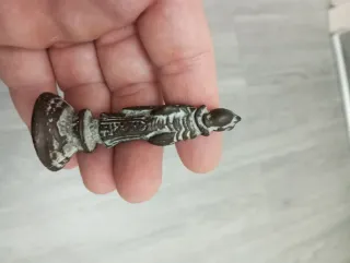 Piccola scultura guerriero con scudo