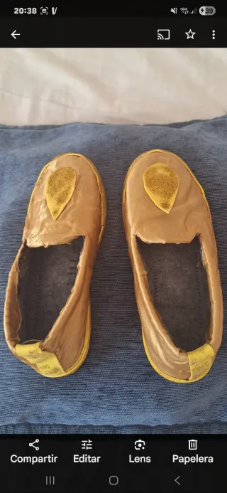 Zapatillas doradas con detalle